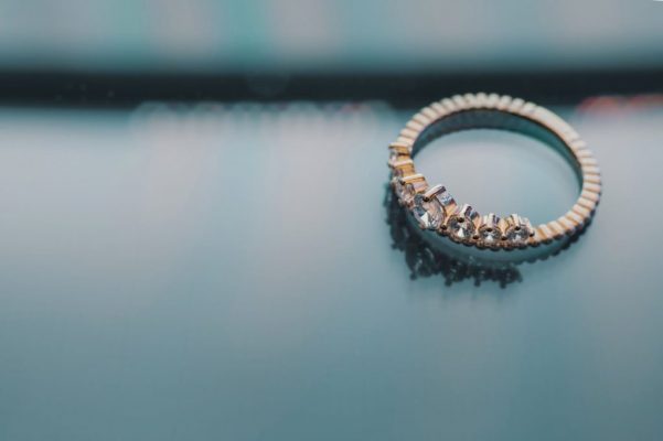Золотое помолвочное кольцо