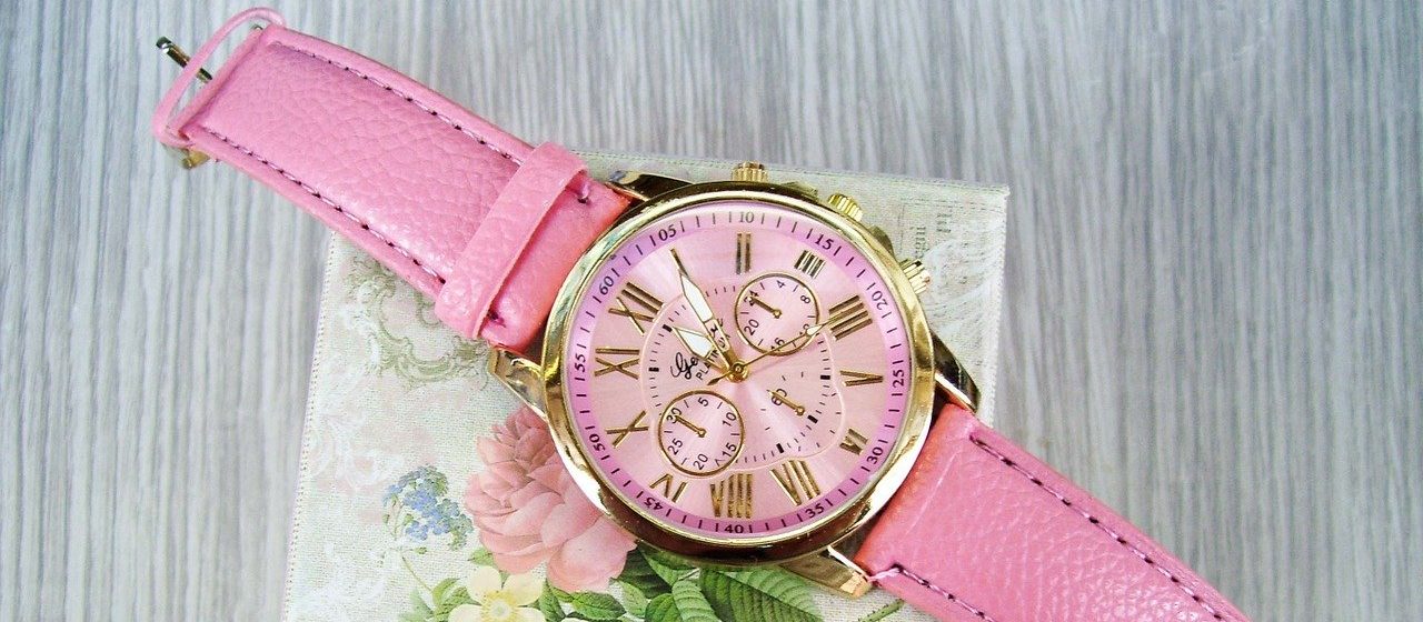 Розовые часы