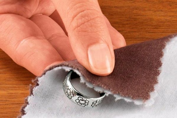 Серебряное кольцо протирают тканью