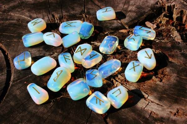 Разноцветные камни с рунами